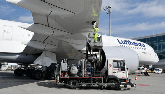 Refueling an aircraft