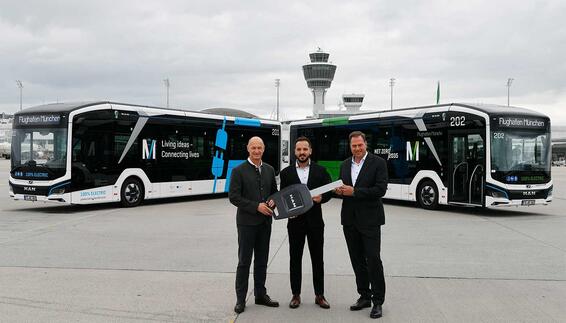 Patrick Cuturic, MAN Truck & Bus Germany (center), handed over the first ten electric solo passenger buses to Jost Lammers, CEO of Munich Airport (left), and Helmut Ehrnstraßer, Managing Director of AeroGround, at a symbolic key handover ceremony