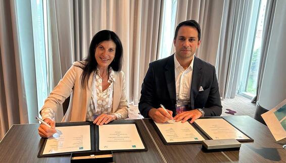 Fabiola Pfauser (VP Product Management, Munich Airport Academy) and Dr. Tunc Cavcav (Head of Academy, İGA Istanbul Airport) signing the training cooperation agreement between Munich Airport Academy and İGA Academy on 24 September in Atlanta, USA