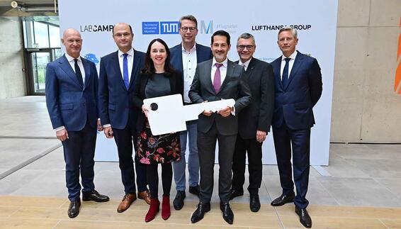 (l-r) Jost Lammers (CEO Munich Airport), Minister of State Albert Füracker (CSU, Chairman of the Supervisory Board of Munich Airport), Nathalie Leroy (Managing Director of Finance and Infrastructure Munich Airport), Markus Blume (Minister of State for Science and the Arts), Professor Dr. Thomas F. Hofmann (President of the Technical University of Munich), Dr. Florian Hermann (Head of the Bavarian State Chancellery and Minister of State for Federal Affairs and Media) and Jörg Eberhart (Lufthansa Group). / Event to mark the signing of the LOI and the lease agreement with TUM