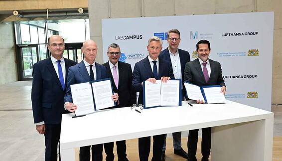 (l-r) Staatsminister Albert Füracker (CSU, Aufsichtsratsvorsitzender Flughafen München GmbH), Jost Lammers (Vorsitzender der Geschäftsführung der Flughafen München GmbH), Dr. Florian Hermann (Leiter der Bayerischen Staatskanzlei und Staatsminister für Bundesangelegenheiten und Medien), Jörg Eberhart (Lufthansa Group), Markus Blume (Staatsminister für Wissenschaft und Kunst) und Professor Dr. Thomas F. Hofmann (Präsident der TU München) / Veranstaltung anlässlich der Unterzeichnung LOI und des Mietvertrags mit der TUM