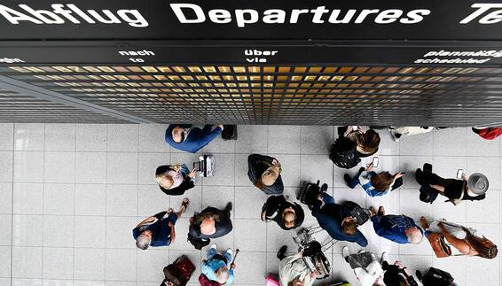 Abflugtafel im Terminal 2 Abflugtafel im Terminal 2