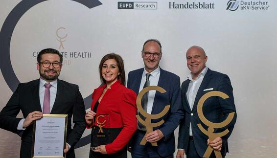 Exzellenz-Siegel für Gesundheitsmanagement Auszeichnung mit dem Corporate Health Award (v.l.n.r. Michael Höbel, Leiter Arbeitsmedizin und Eingliederungsmanagement; Bárbara Sanchez Botella, Leiterin Gesundheitsmanagement bei der FMG; Rüdiger Pörsch, Leiter Health & Safety bei der FMG und Geschäftsführer Markus A.W. Hoehner, EUPD Research Sustainable Management GmbH)